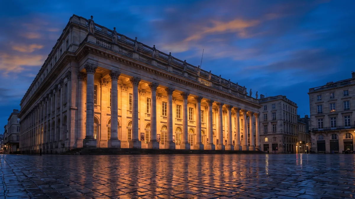 Le Grand Théâtre de Bordeaux illuminé au crépuscule