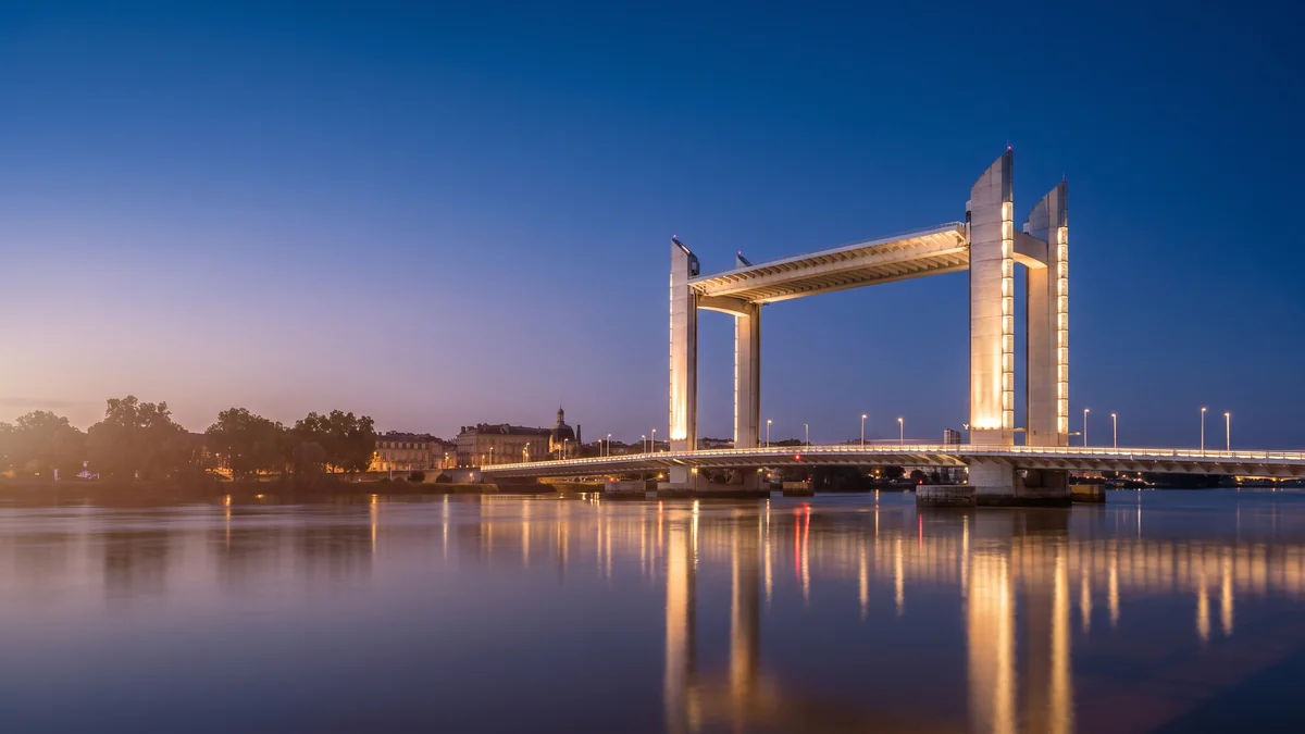 Van avec chauffeur franchissant le pont Chaban-Delmas à Bordeaux