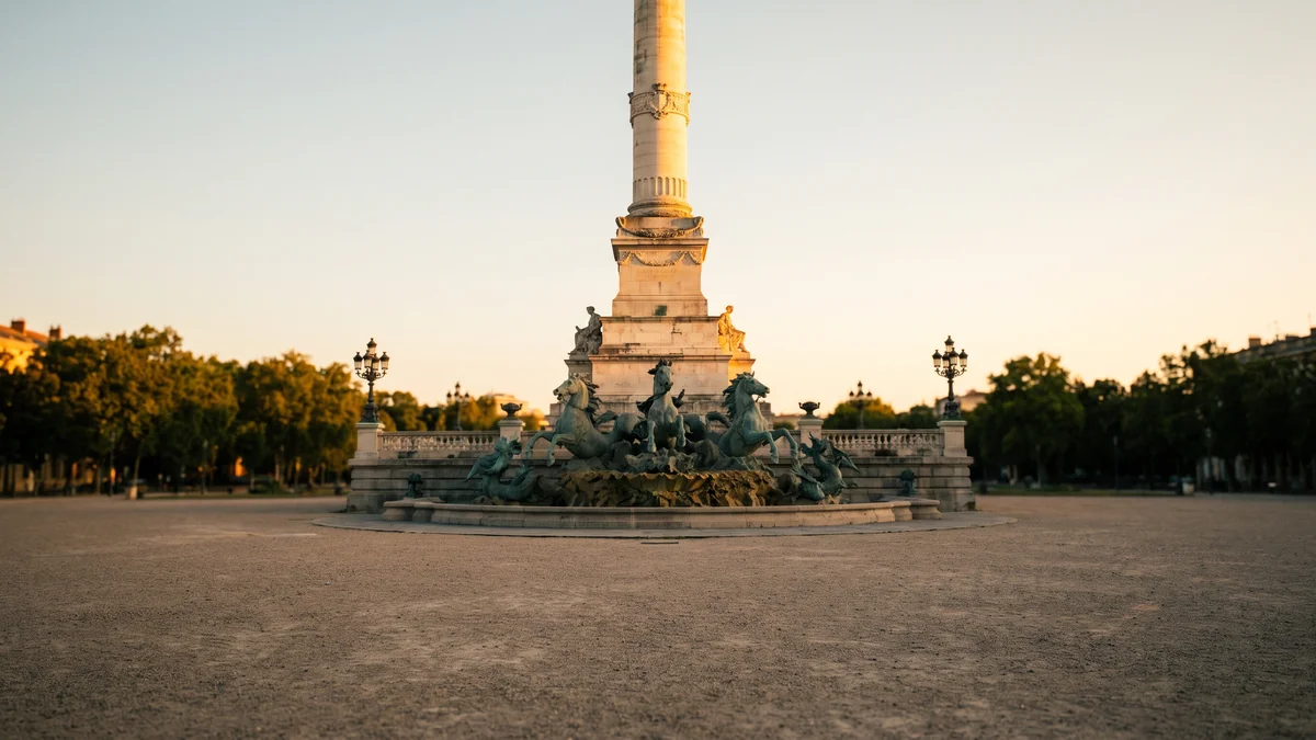 Monument aux Girondins et fontaines place des Quinconces à Bordeaux