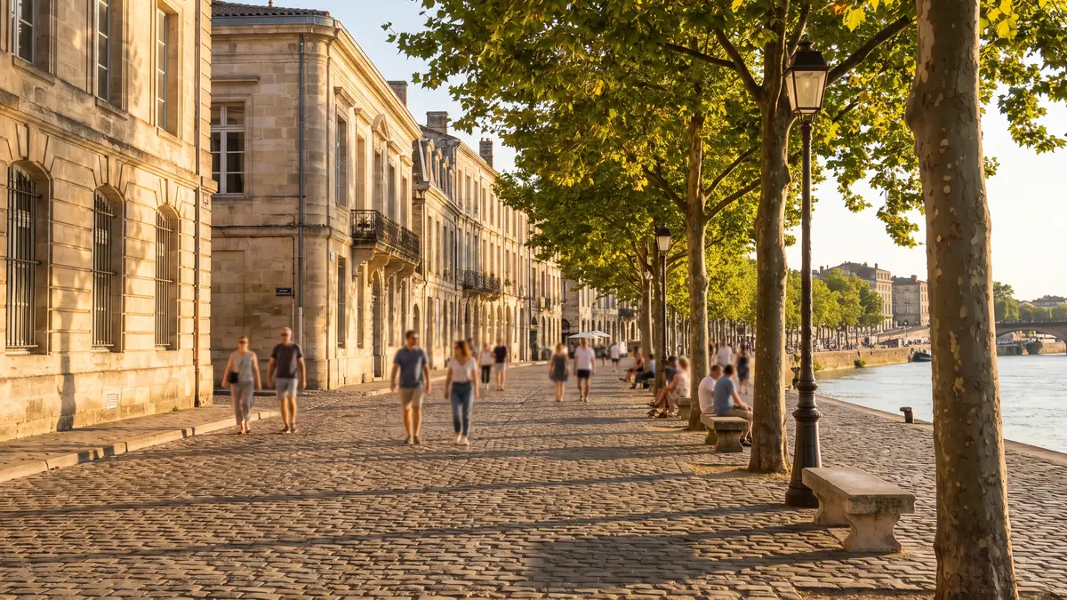 Flânerie sur les quais de Bordeaux en journée près de la place de la Bourse