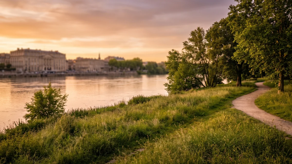 Parc aux Angéliques verdoyant sur la rive droite de Bordeaux au bord de la Garonne