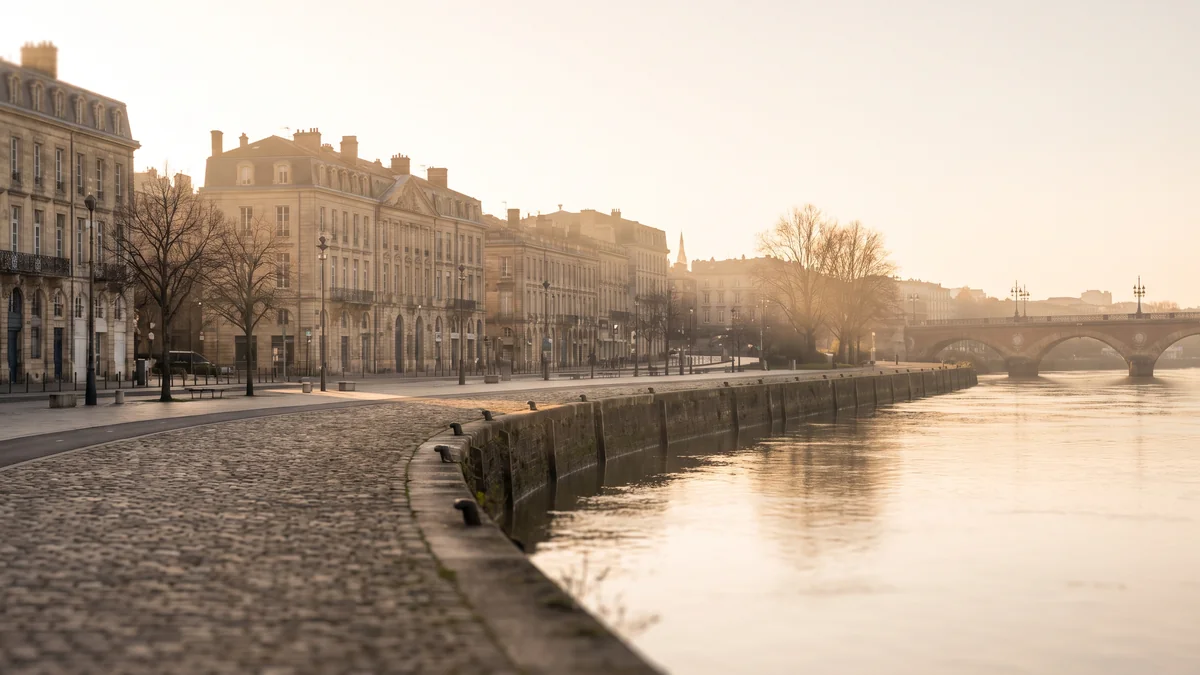 VTC sur les quais de Bordeaux au petit matin, façades du XVIIIe siècle en arrière-plan