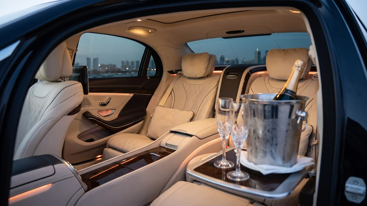 Intérieur cuir d'une berline de prestige avec deux coupes de champagne dans l'accoudoir